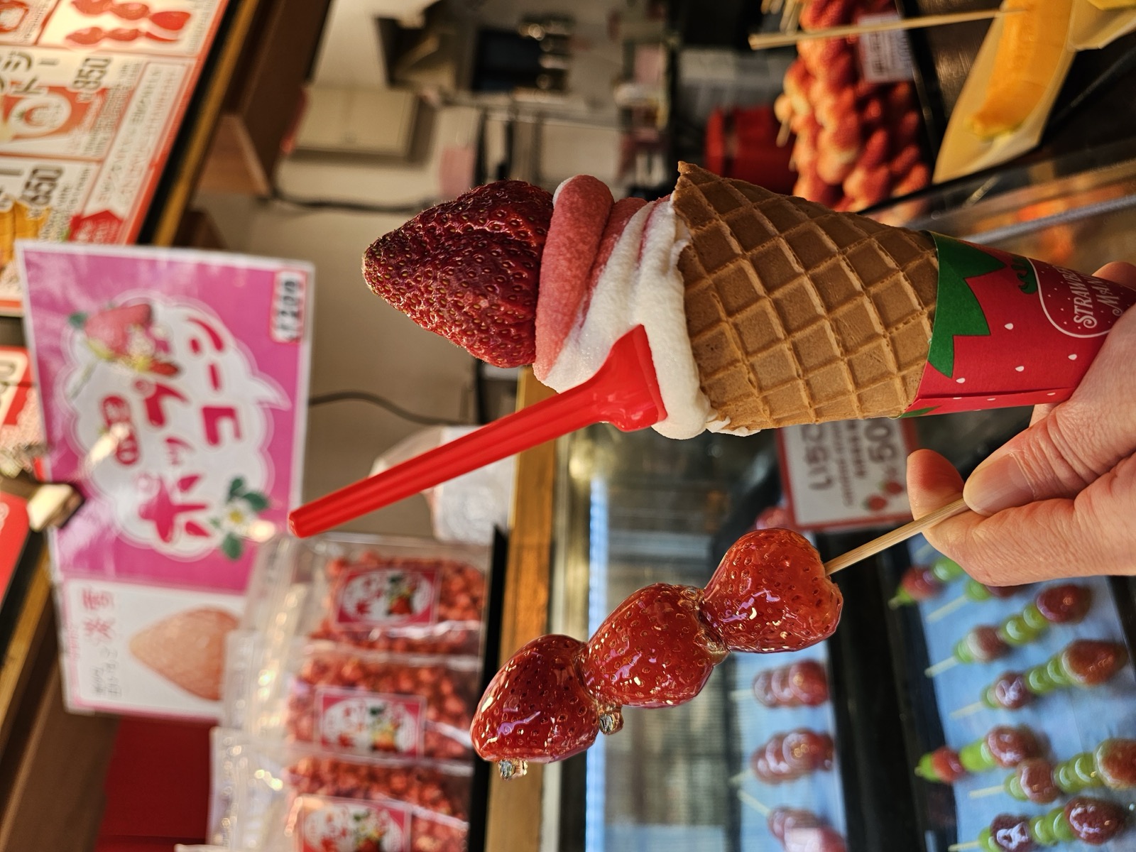 草莓糖葫蘆跟草莓霜淇淋