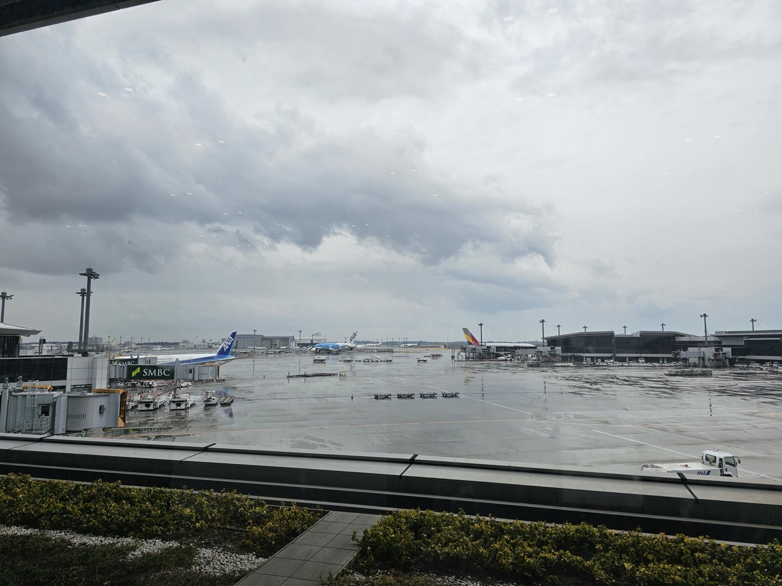 下雨的成田機場